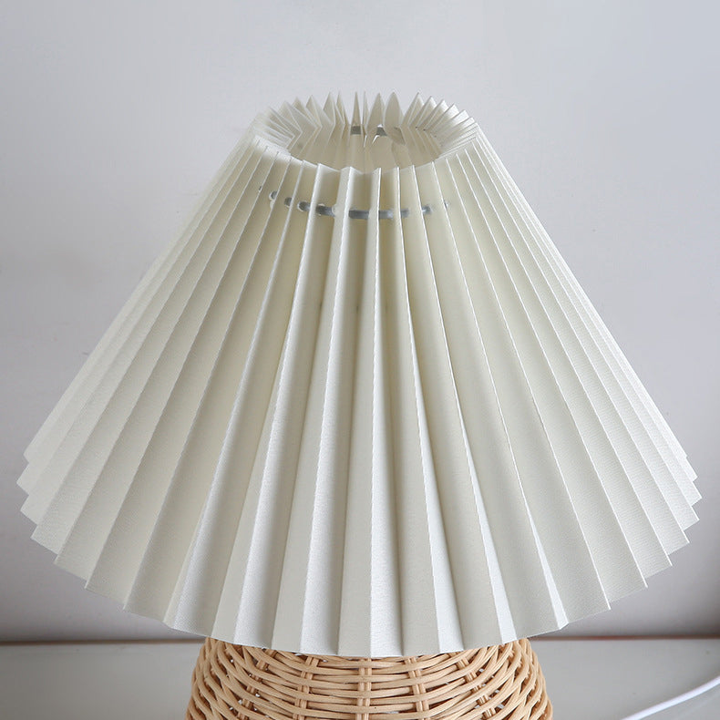Avelena | RattaLume Nordic LED Tischlampe | Geflochtenes Rattan & Faltstoffschirm | Stimmungslicht | Deko fürs Schlafzimmer