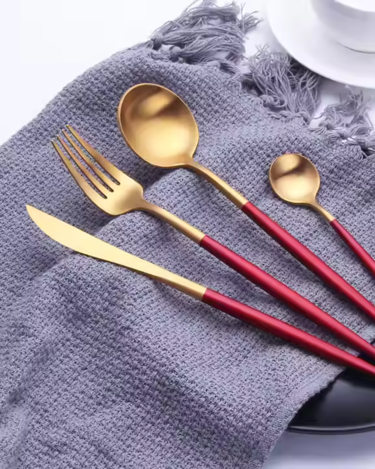 Avelena– Luxus Besteckset mit goldenen Akzenten & mattschwarzen Griffen