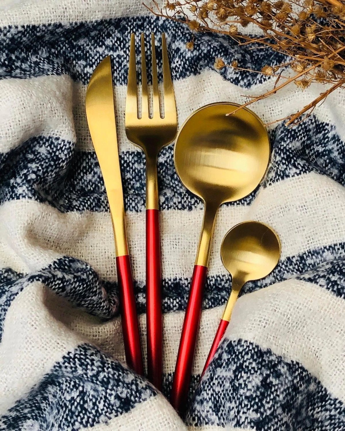 Avelena– Luxus Besteckset mit goldenen Akzenten & mattschwarzen Griffen
