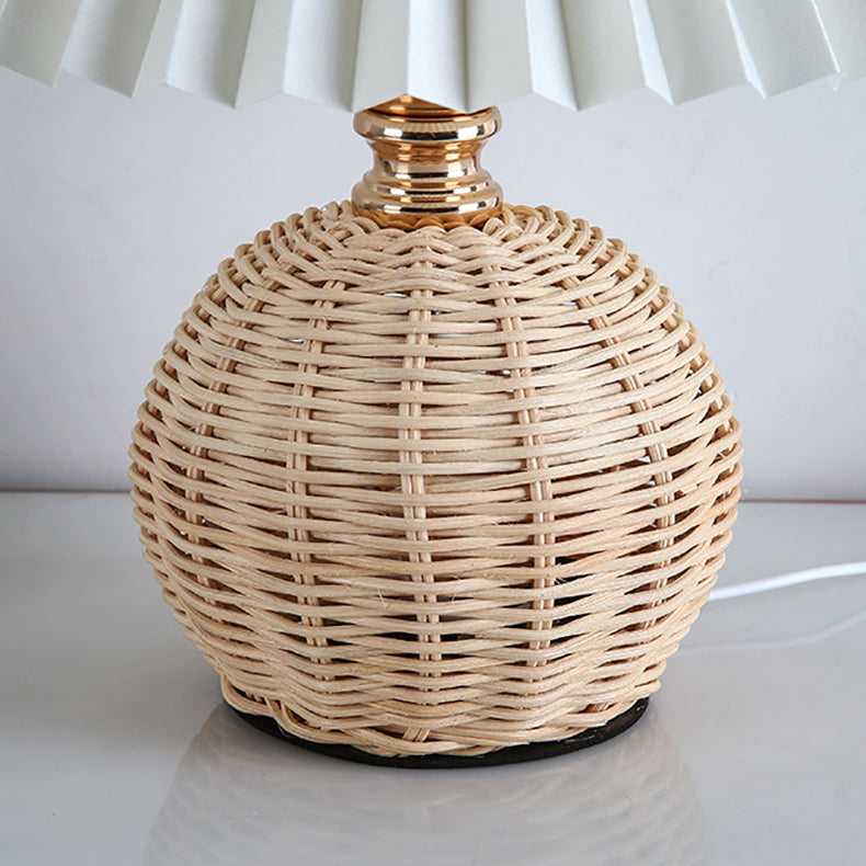 Avelena | RattaLume Nordic LED Tischlampe | Geflochtenes Rattan & Faltstoffschirm | Stimmungslicht | Deko fürs Schlafzimmer