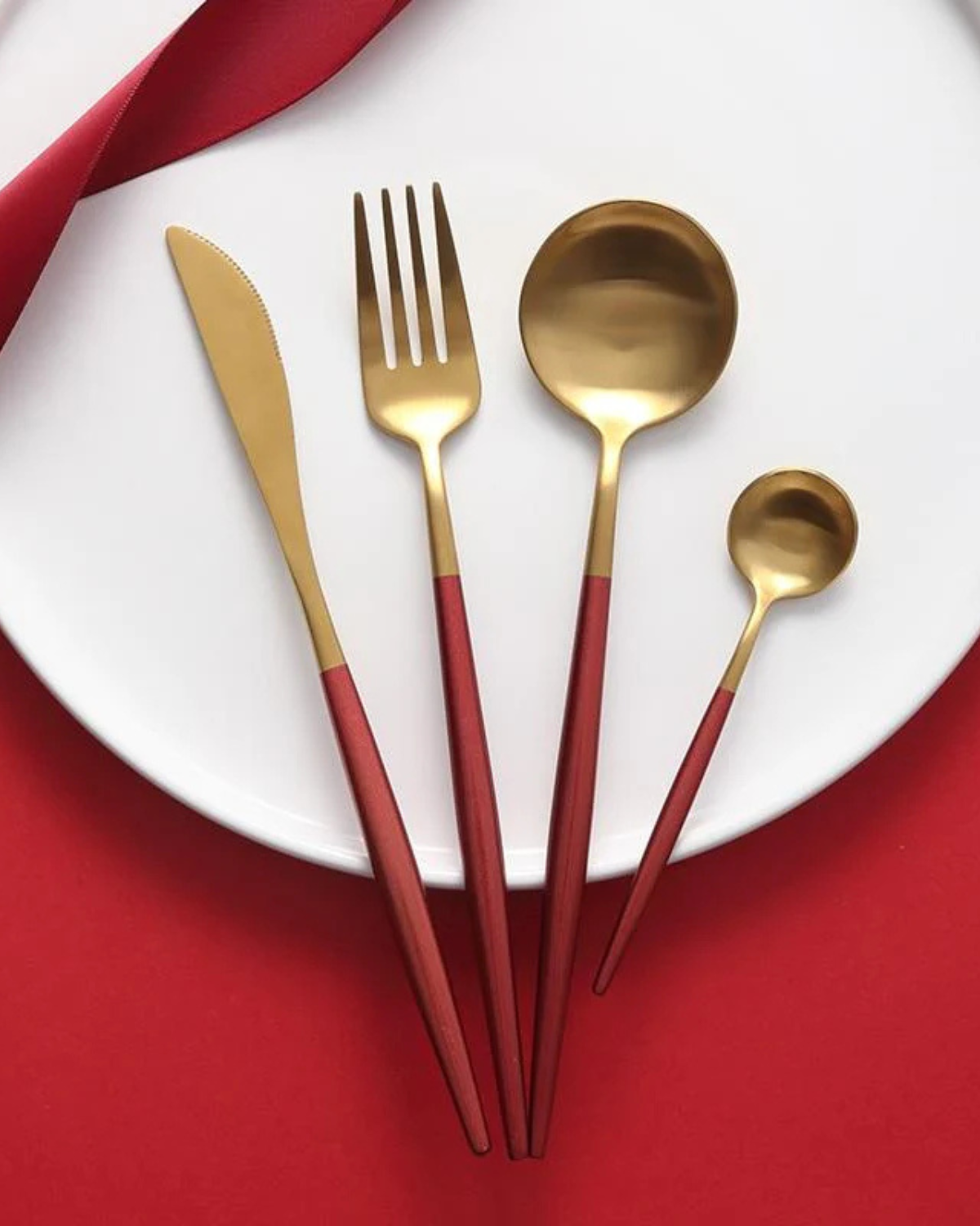Avelena– Luxus Besteckset mit goldenen Akzenten & mattschwarzen Griffen