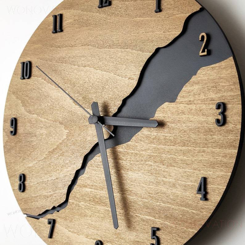 Avelena | RusticEdge – Einzigartige Wanduhr mit rissiger Holzoberfläche und rustikaler Eleganz