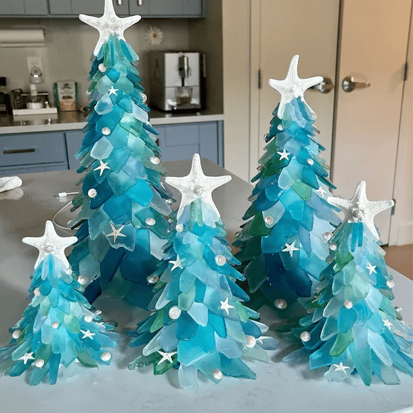 Avelena | Weihnachtsbaum aus Meerglas-Imitat | Handgefertigt | Blau-Grün-Türkis | Mit Muscheln & Seesternen
