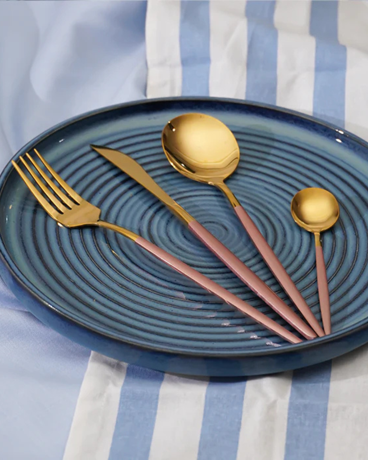 Avelena– Luxus Besteckset mit goldenen Akzenten & mattschwarzen Griffen