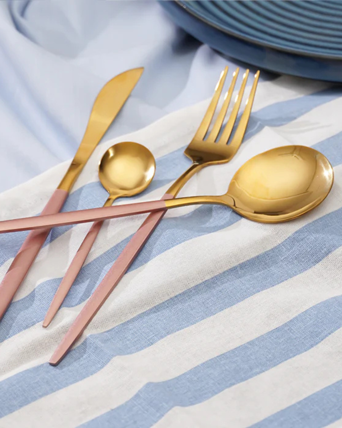 Avelena– Luxus Besteckset mit goldenen Akzenten & mattschwarzen Griffen