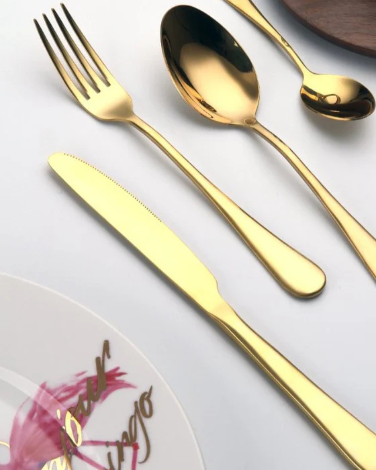 Avelena – Golden Besteckset mit raffiniertem Finish für stilvolles Speisen