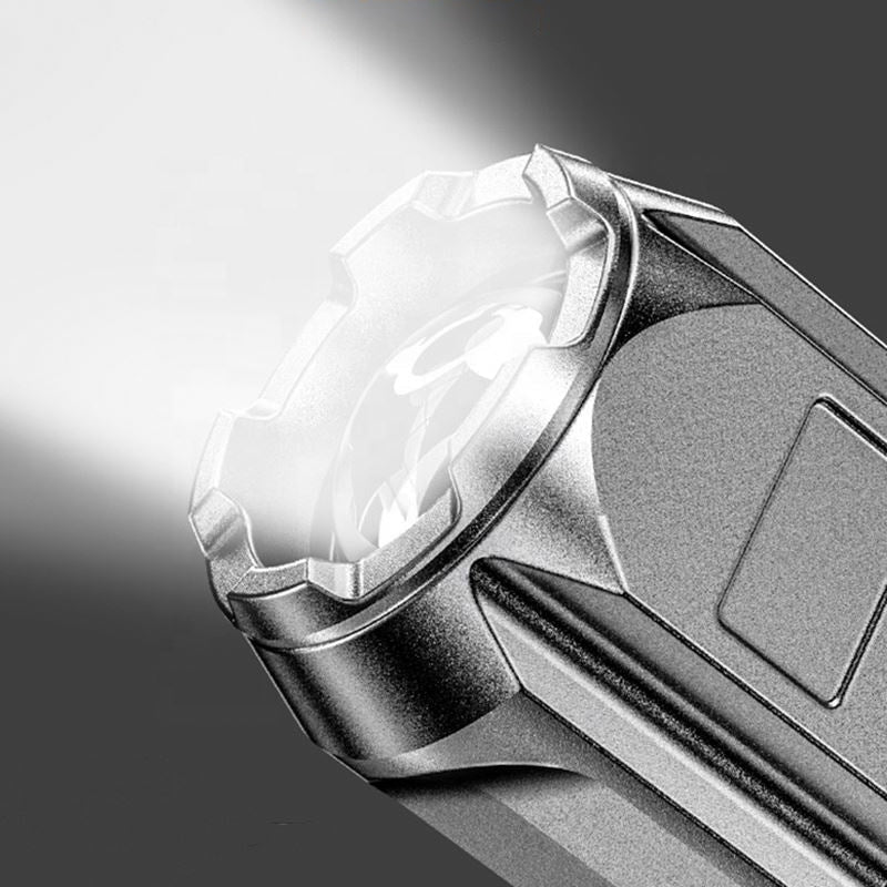 Avelena | Tragbare Taschenlampe mit starker Lichtfokussierung