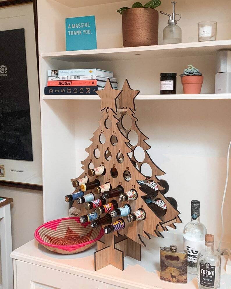 Avelena | Adventskalender Holz | Weihnachtsbaum Form | Befüllbar mit Bier, Wein & Mini-Flaschen