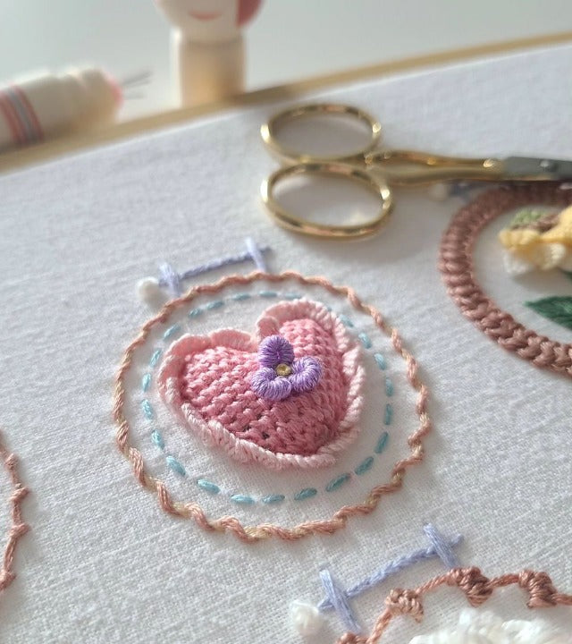 Avelena | Stickrahmen Set „Kleiner Blumenrahmen“ | DIY Stickerei | 12 Designs | Für Anfänger