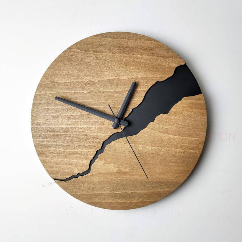 Avelena | RusticEdge – Einzigartige Wanduhr mit rissiger Holzoberfläche und rustikaler Eleganz