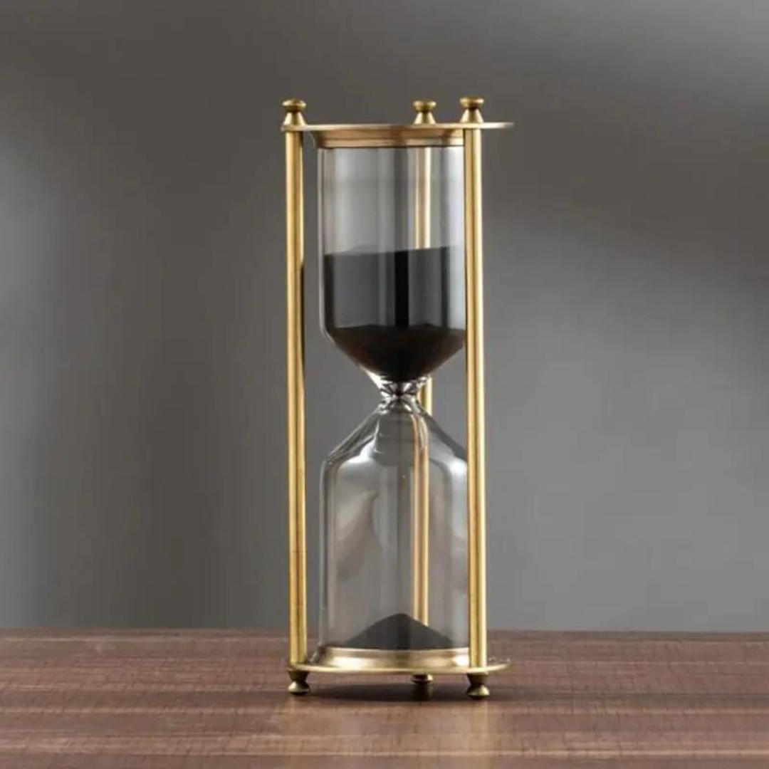 Avelena | Antike Sanduhr aus Messing mit violettem Sand