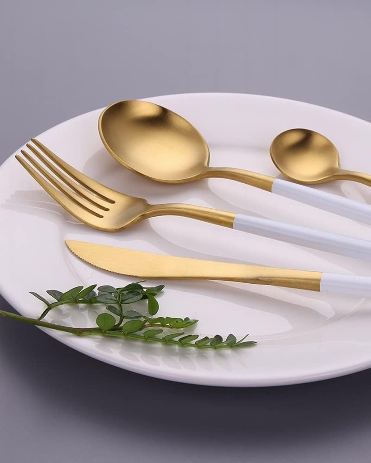 Avelena– Luxus Besteckset mit goldenen Akzenten & mattschwarzen Griffen