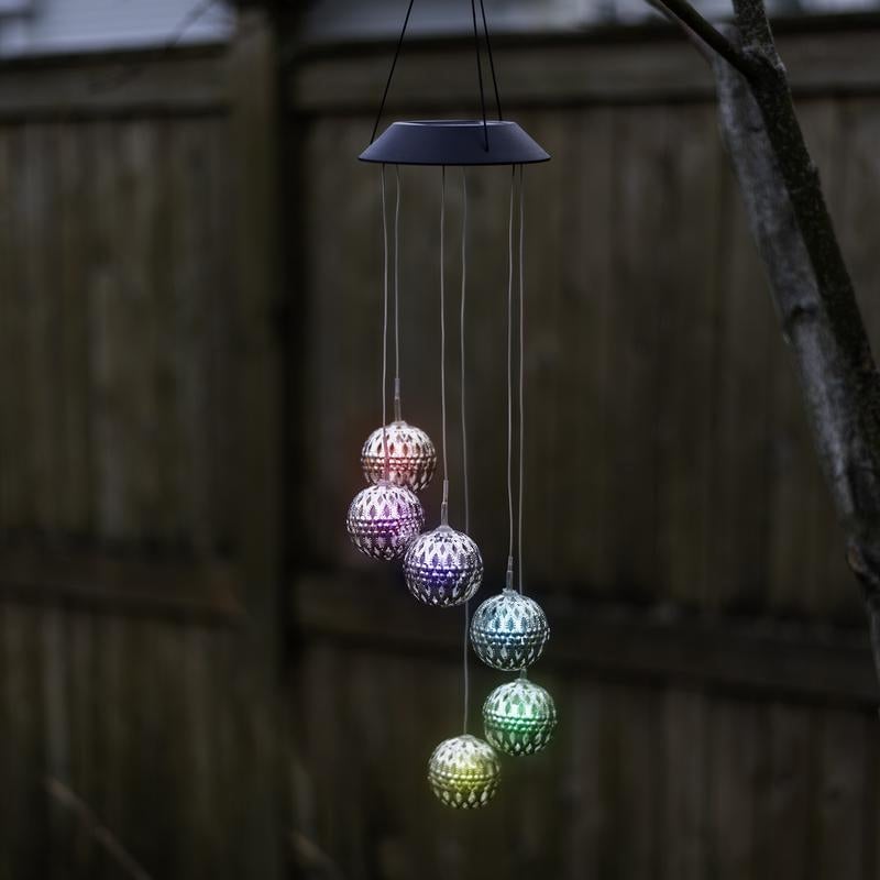 Avelena | Solar Metallkugel Windspiel – Solarbetriebene LED Gartendekoration mit beruhigenden Klängen