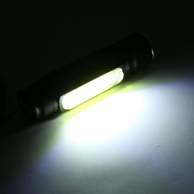 Avelena | USB Wiederaufladbare Magnetische Taschenlampe – LED Notfalllampe mit Magnet und Trageband