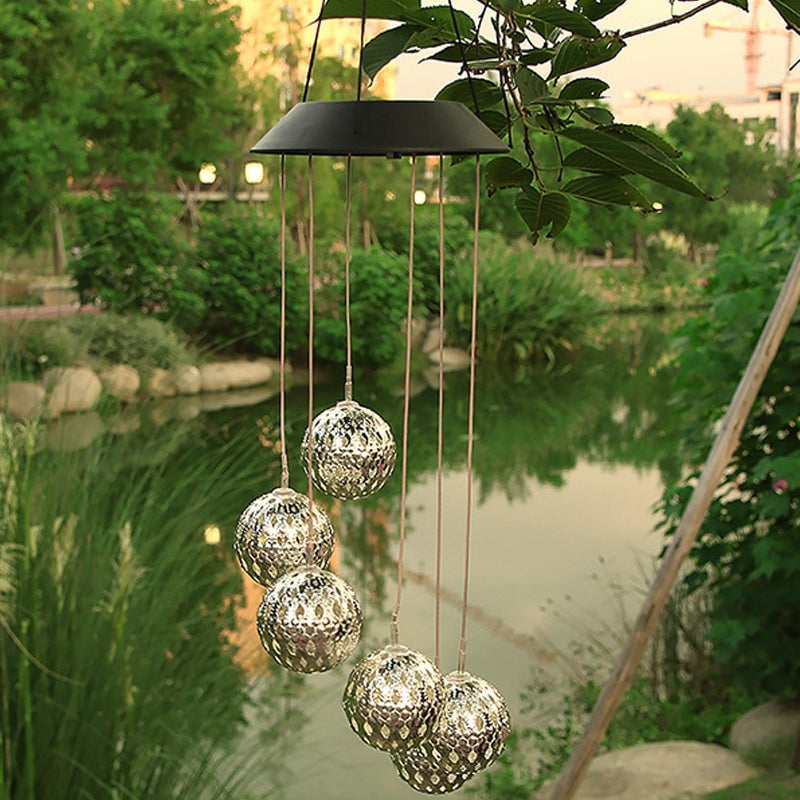 Avelena | Solar Metallkugel Windspiel – Solarbetriebene LED Gartendekoration mit beruhigenden Klängen