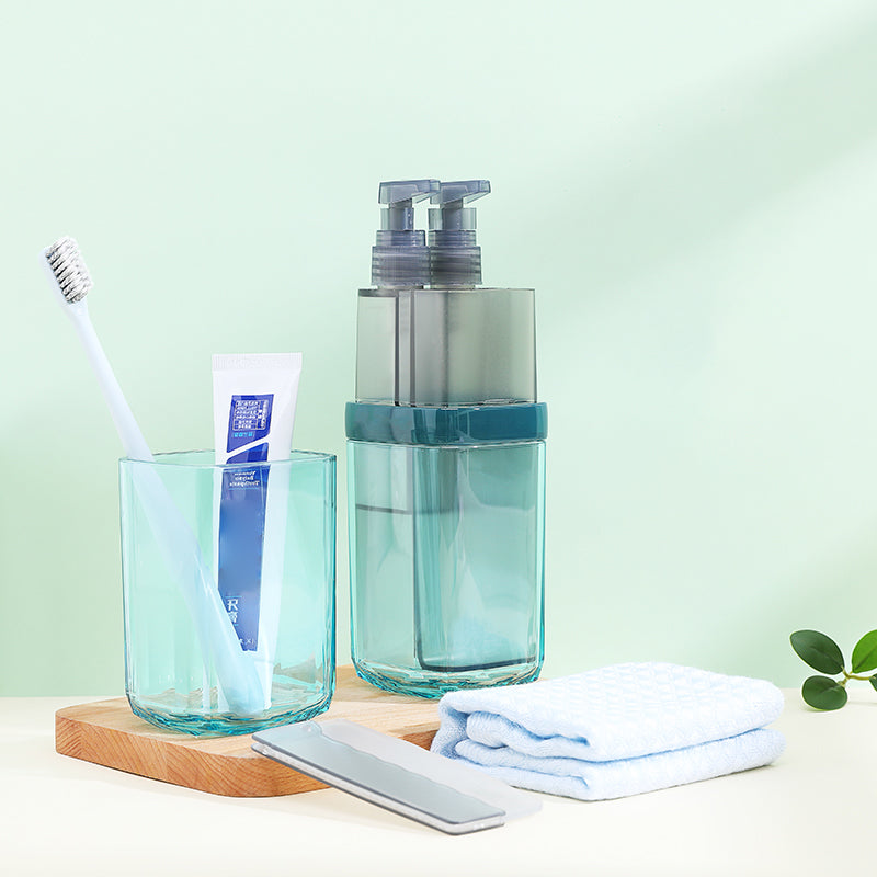 Avelena | 8-in-1 Tragbare Sub-Flasche, mit 2 Tassen, 2 Reiseflaschen, weicher Zahnbürste, faltbarem Kamm, Zahnpasta & Handtuch