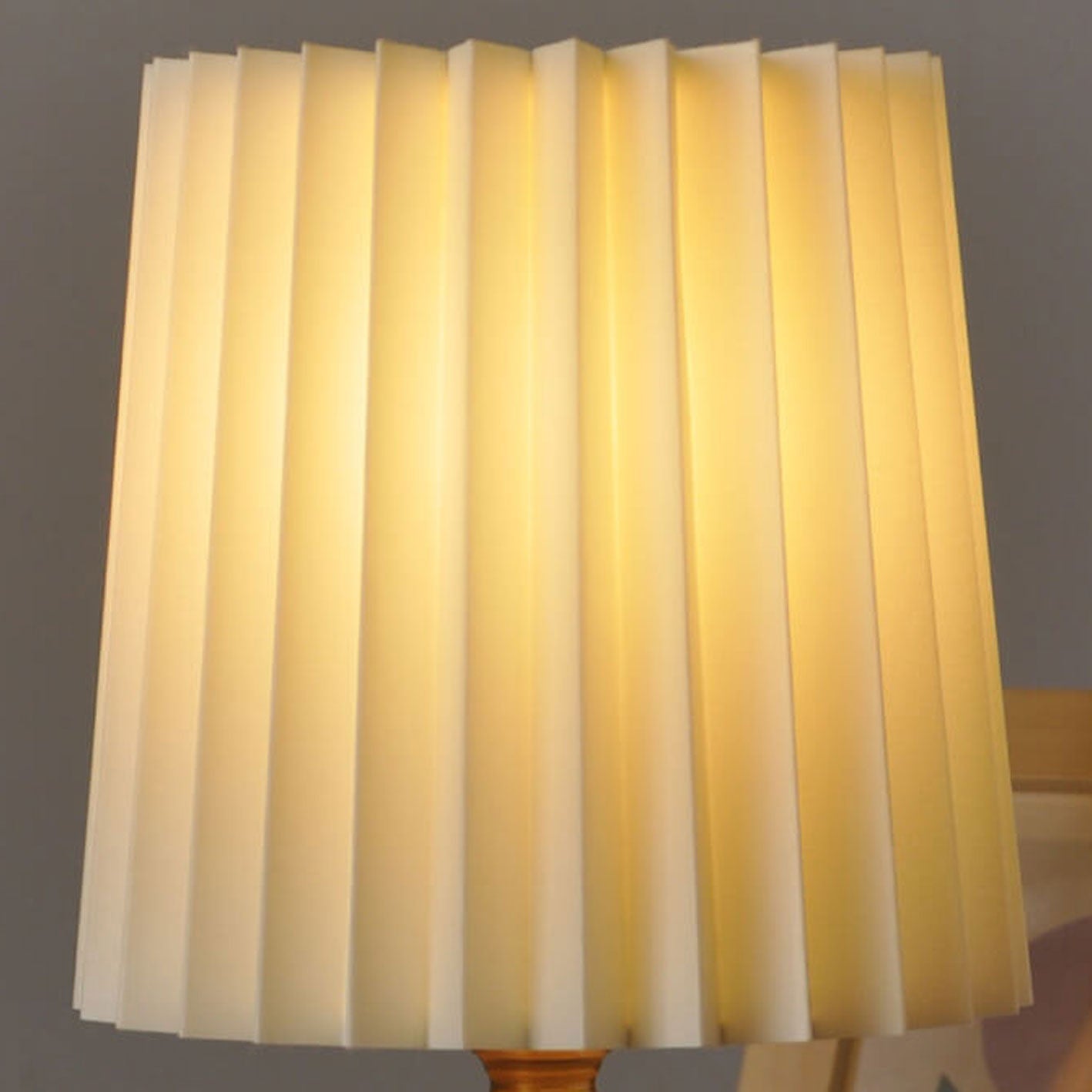 Avelena | Vintage Korean Plissee Säule Massivholz Basis 1-Licht Tischlampe