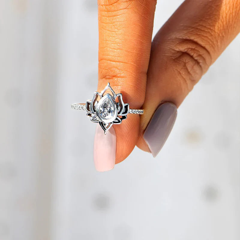 Avelena | Zierlicher Lotus-Ring