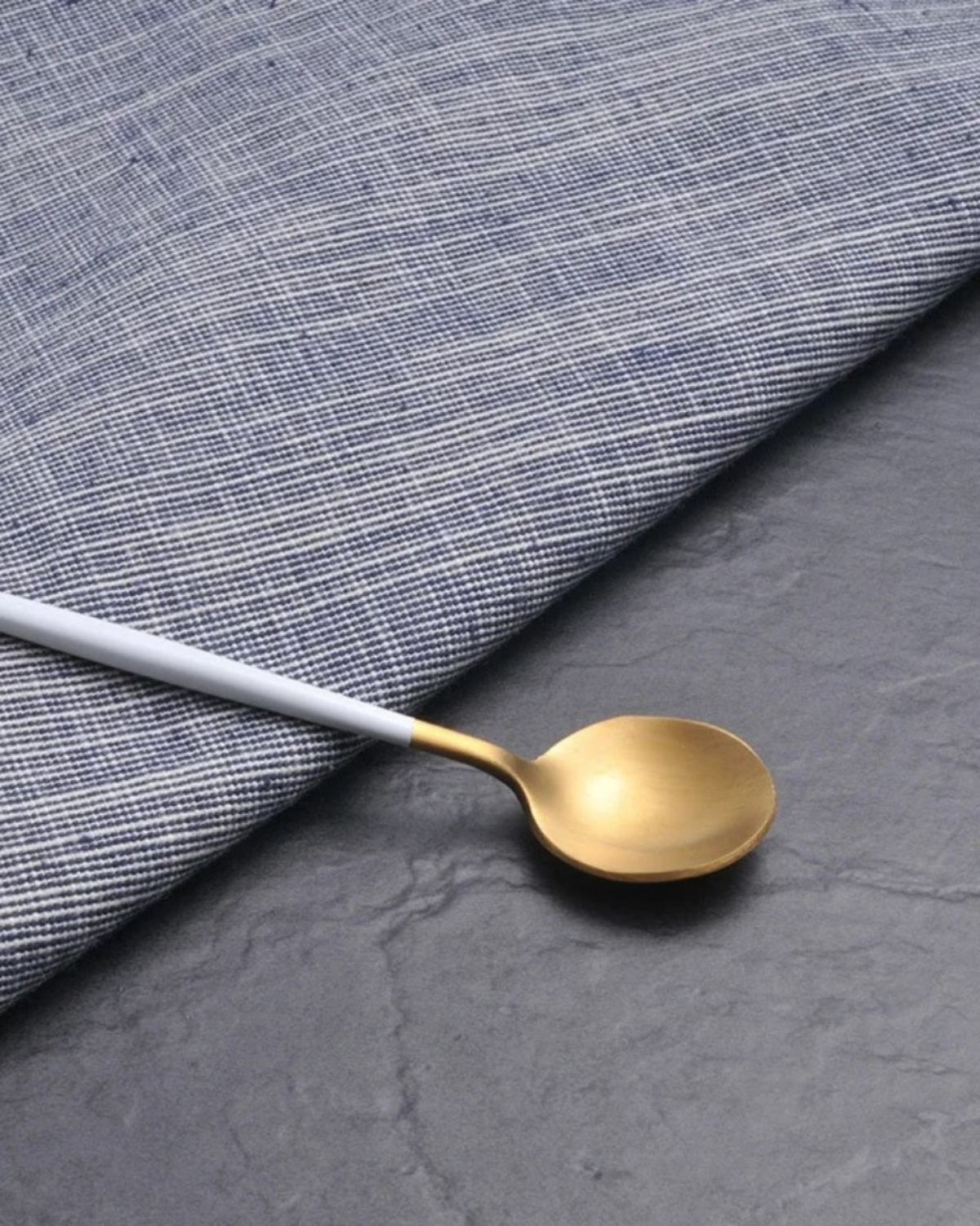 Avelena– Luxus Besteckset mit goldenen Akzenten & mattschwarzen Griffen