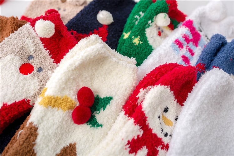 Avelena | Weihnachts-Socken im Geschenkbox-Design | Flauschige Haus- & Kuschelsocken | Universalgröße