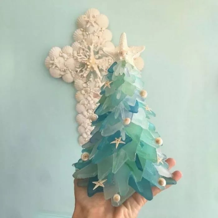Avelena | Weihnachtsbaum aus Meerglas-Imitat | Handgefertigt | Blau-Grün-Türkis | Mit Muscheln & Seesternen