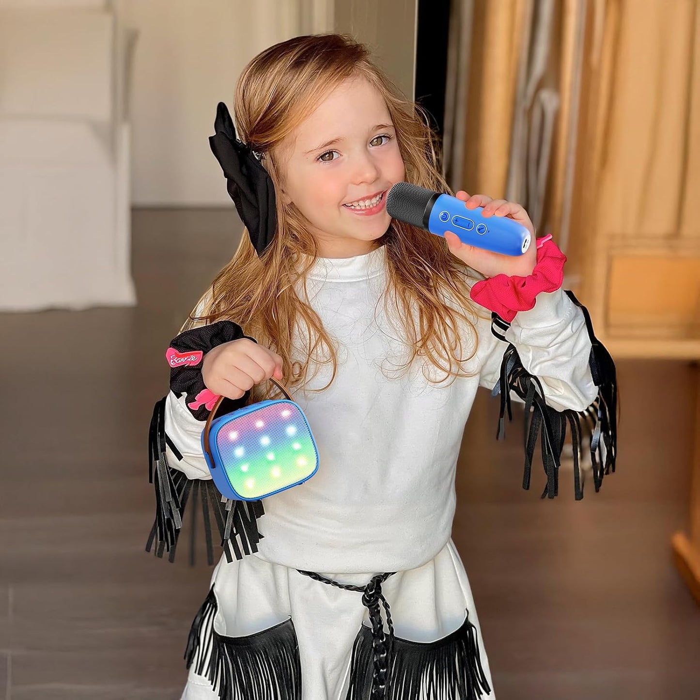 Avelena | Tragbare Mini Karaoke Maschine mit Bluetooth Lautsprecher & 2 Wireless Mikros – Veylo