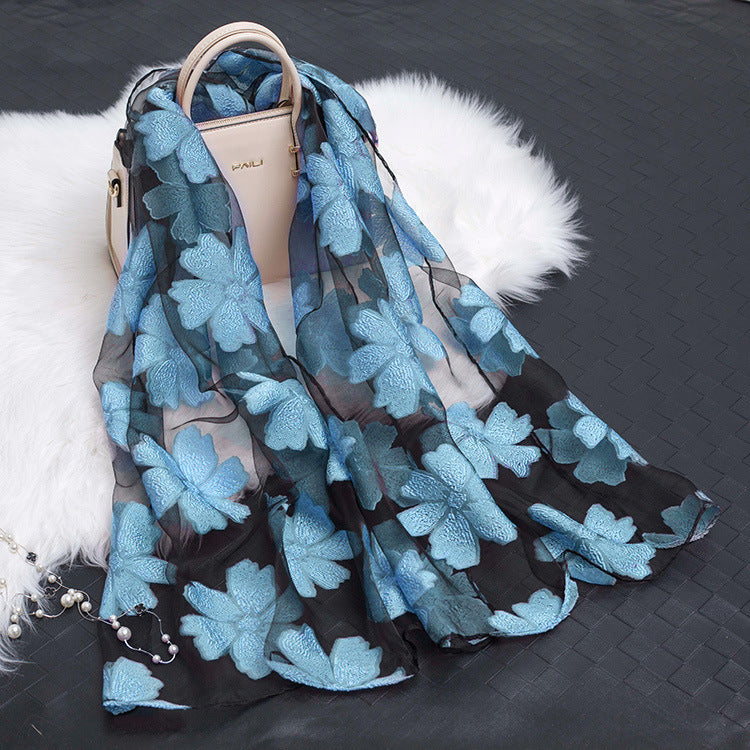 Avelena | Seidenschal mit Schnittblumen hohlem Motiv