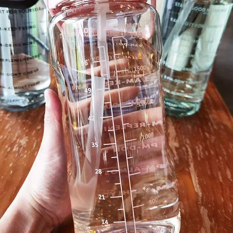 Avelena | 2L Tragbare Sport-Wasserflasche mit Trinkhalm und Zeitangaben