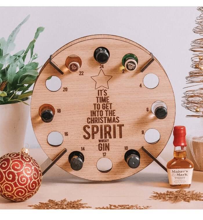 Avelena | Adventskalender Holz | Weihnachtsbaum Form | Befüllbar mit Bier, Wein & Mini-Flaschen