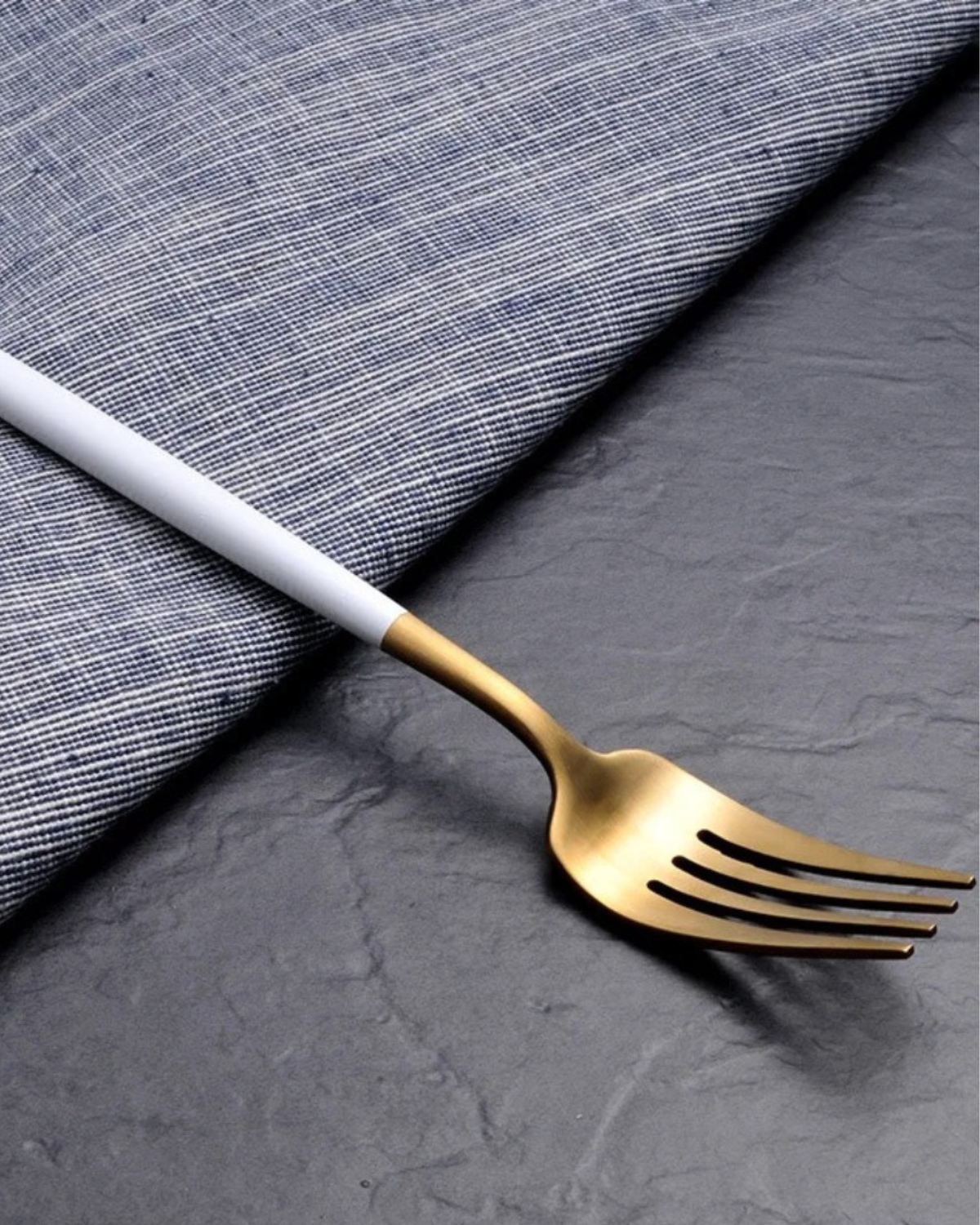 Avelena– Luxus Besteckset mit goldenen Akzenten & mattschwarzen Griffen