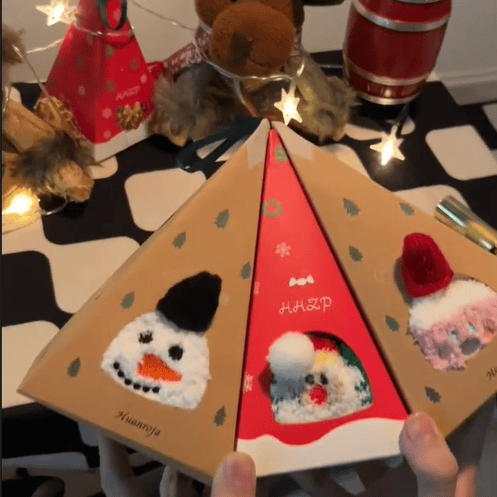 Avelena | Weihnachts-Socken im Geschenkbox-Design | Flauschige Haus- & Kuschelsocken | Universalgröße