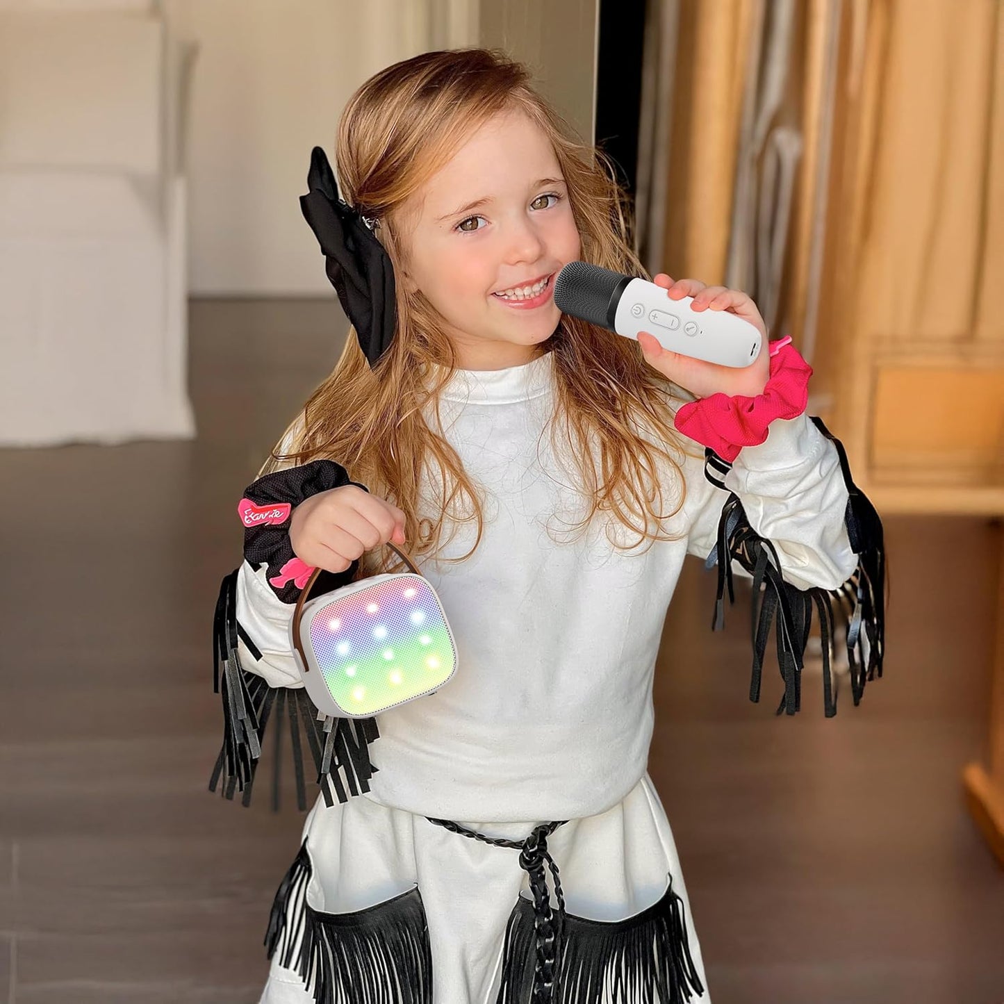 Avelena | Tragbare Mini Karaoke Maschine mit Bluetooth Lautsprecher & 2 Wireless Mikros – Veylo