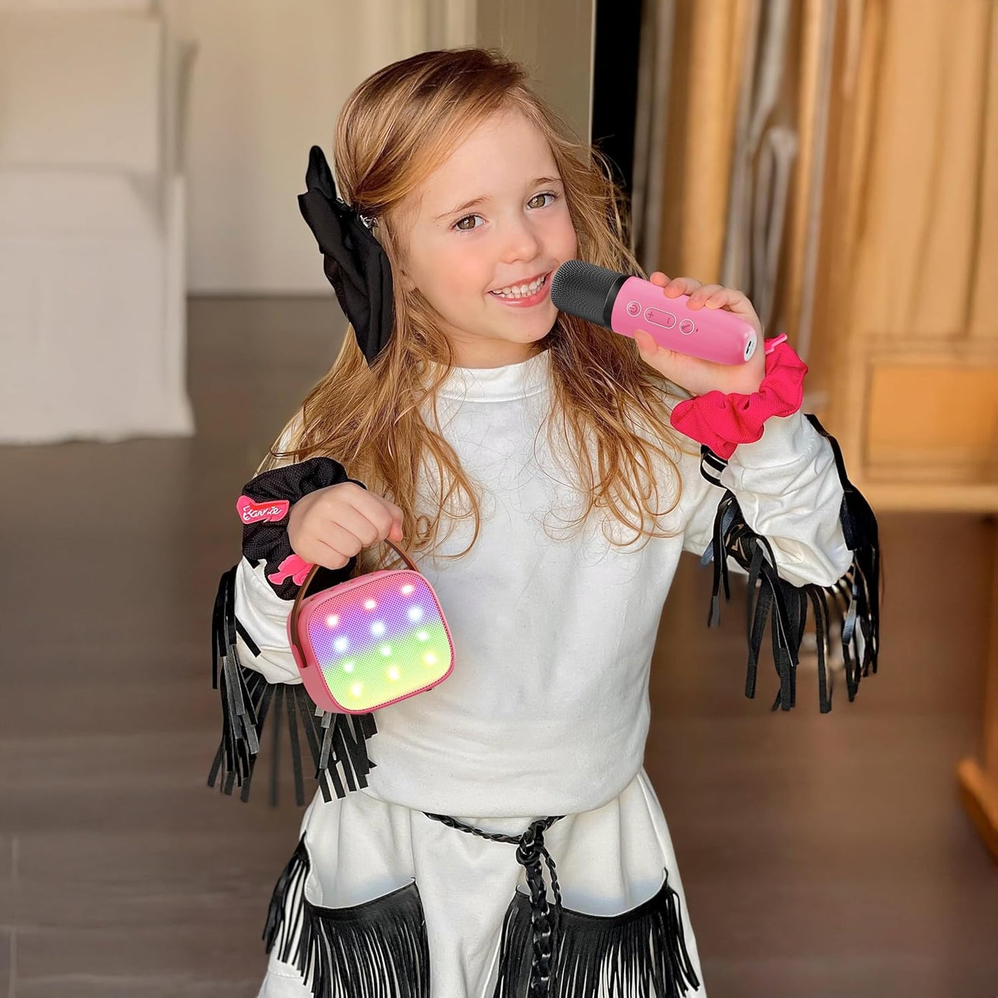 Avelena | Tragbare Mini Karaoke Maschine mit Bluetooth Lautsprecher & 2 Wireless Mikros – Veylo