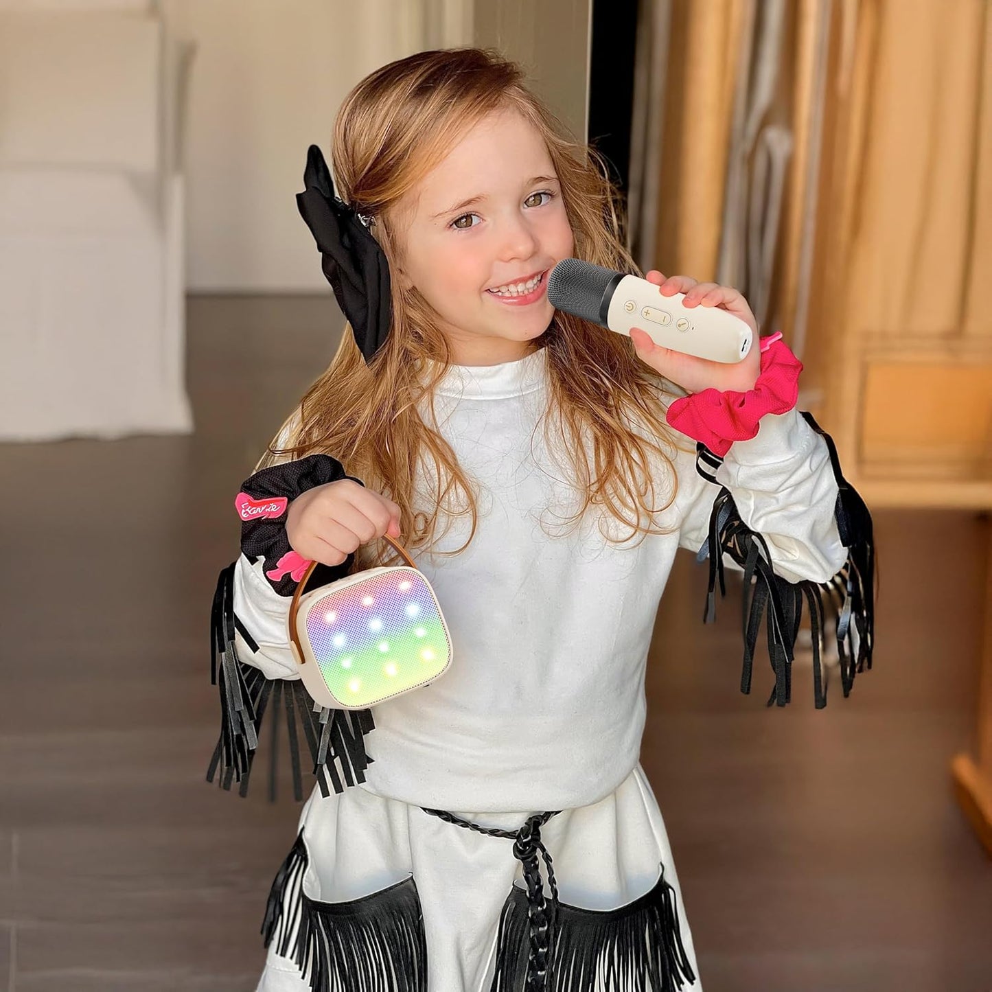 Avelena | Tragbare Mini Karaoke Maschine mit Bluetooth Lautsprecher & 2 Wireless Mikros – Veylo