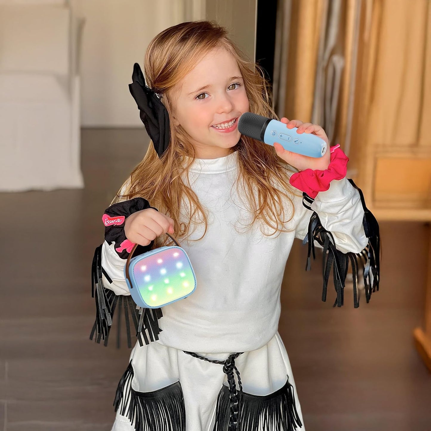Avelena | Tragbare Mini Karaoke Maschine mit Bluetooth Lautsprecher & 2 Wireless Mikros – Veylo