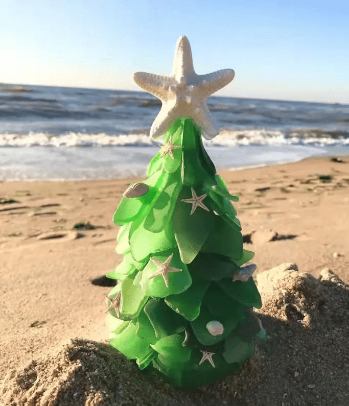 Avelena | Weihnachtsbaum aus Meerglas-Imitat | Handgefertigt | Blau-Grün-Türkis | Mit Muscheln & Seesternen