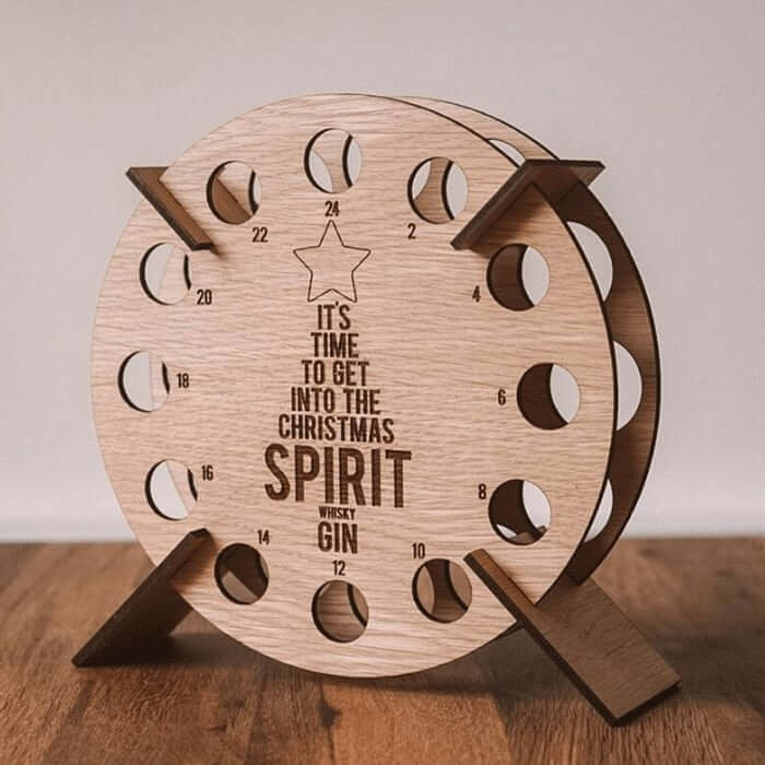 Avelena | Adventskalender Holz | Weihnachtsbaum Form | Befüllbar mit Bier, Wein & Mini-Flaschen