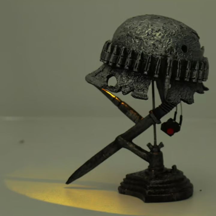 Avelena | AntiqueLume | Vintage Stahlhelm Tischlampe – Zeitlose historische Wohnkultur