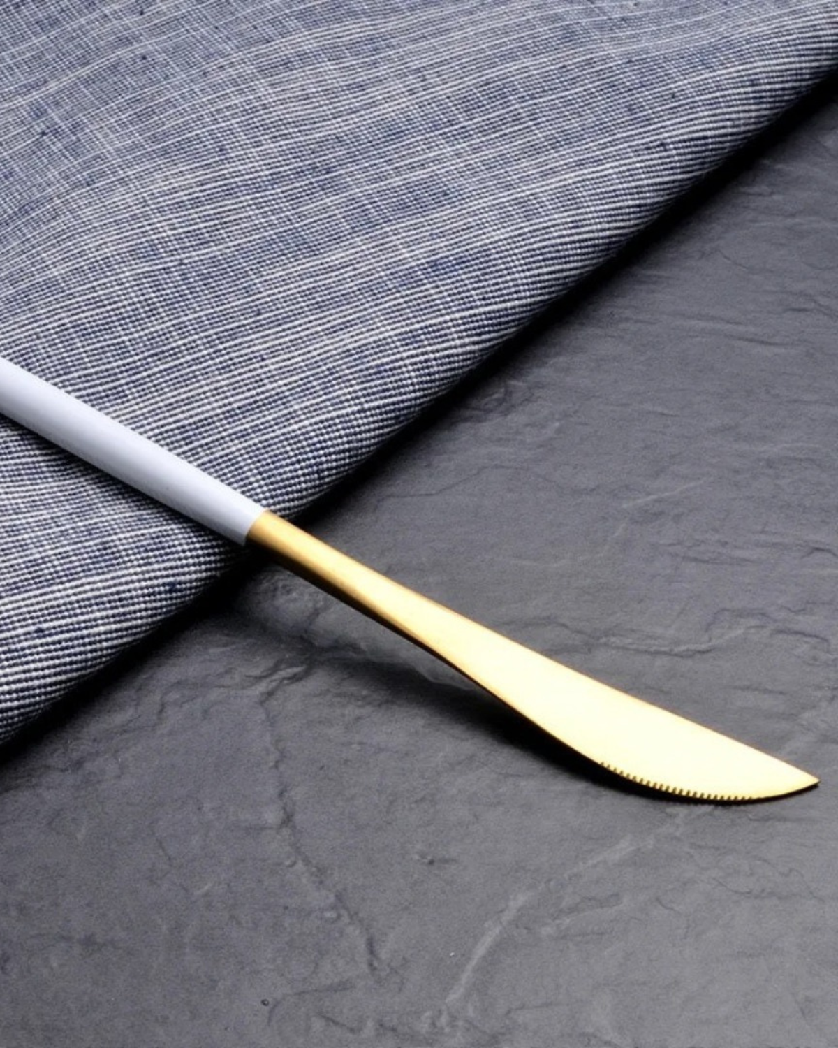 Avelena– Luxus Besteckset mit goldenen Akzenten & mattschwarzen Griffen