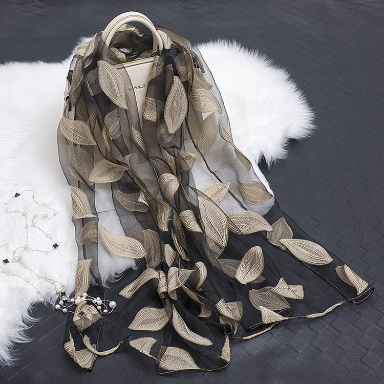 Avelena | Seidenschal mit Schnittblumen hohlem Motiv