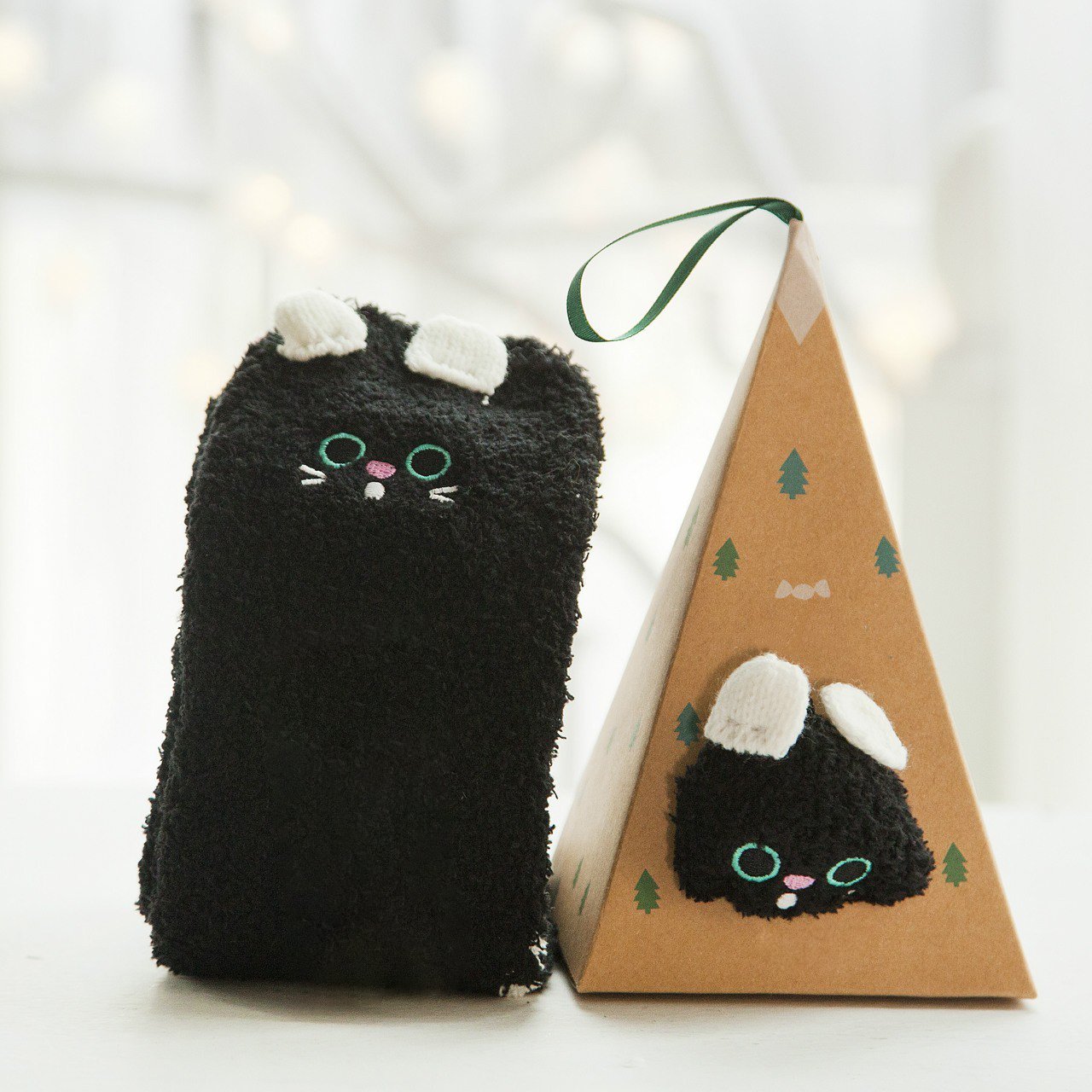 Avelena | Weihnachts-Socken im Geschenkbox-Design | Flauschige Haus- & Kuschelsocken | Universalgröße