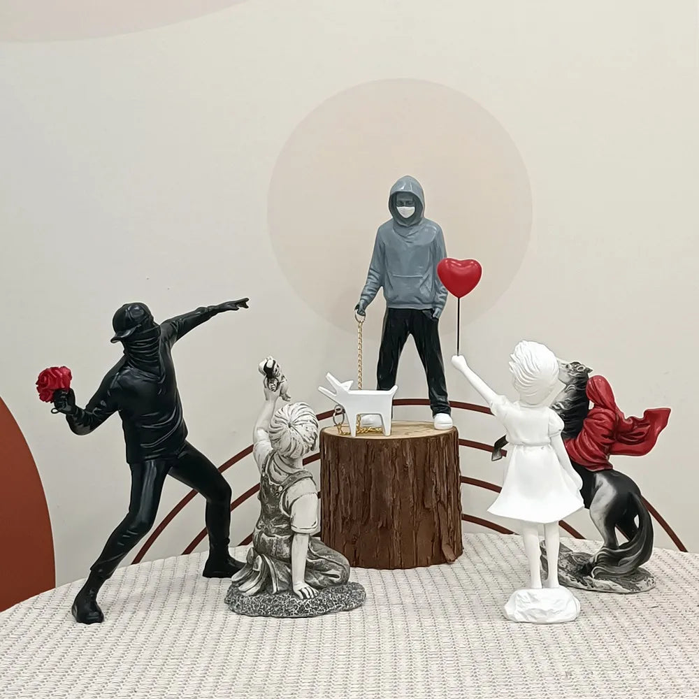Avelena | Artify Banksy Skulpturensammlung | Blume Werfer & Ballon Mädchen | Pop Art Figuren | Moderne Büro- & Heimdekoration