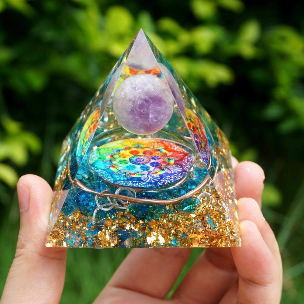 Avelena | Amethyst-Kristallkugel mit blauer Quarz-Orgon-Pyramide