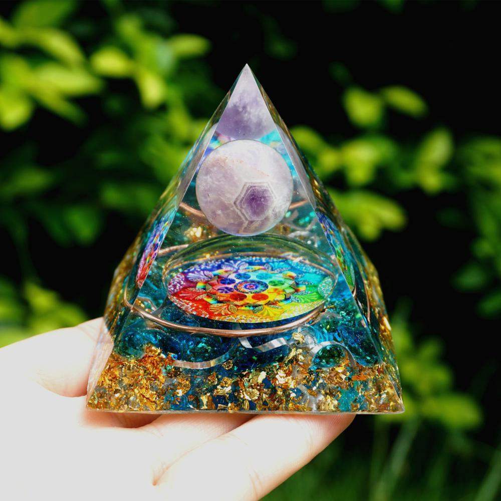 Avelena | Amethyst-Kristallkugel mit blauer Quarz-Orgon-Pyramide