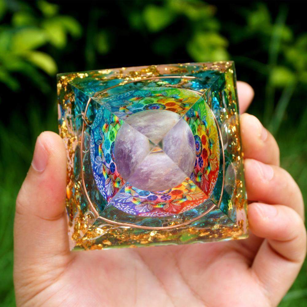 Avelena | Amethyst-Kristallkugel mit blauer Quarz-Orgon-Pyramide
