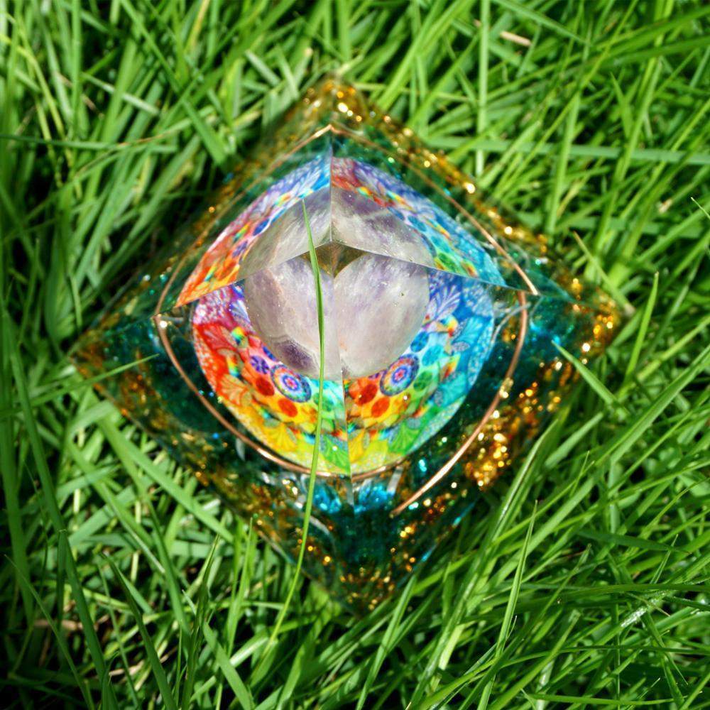 Avelena | Amethyst-Kristallkugel mit blauer Quarz-Orgon-Pyramide