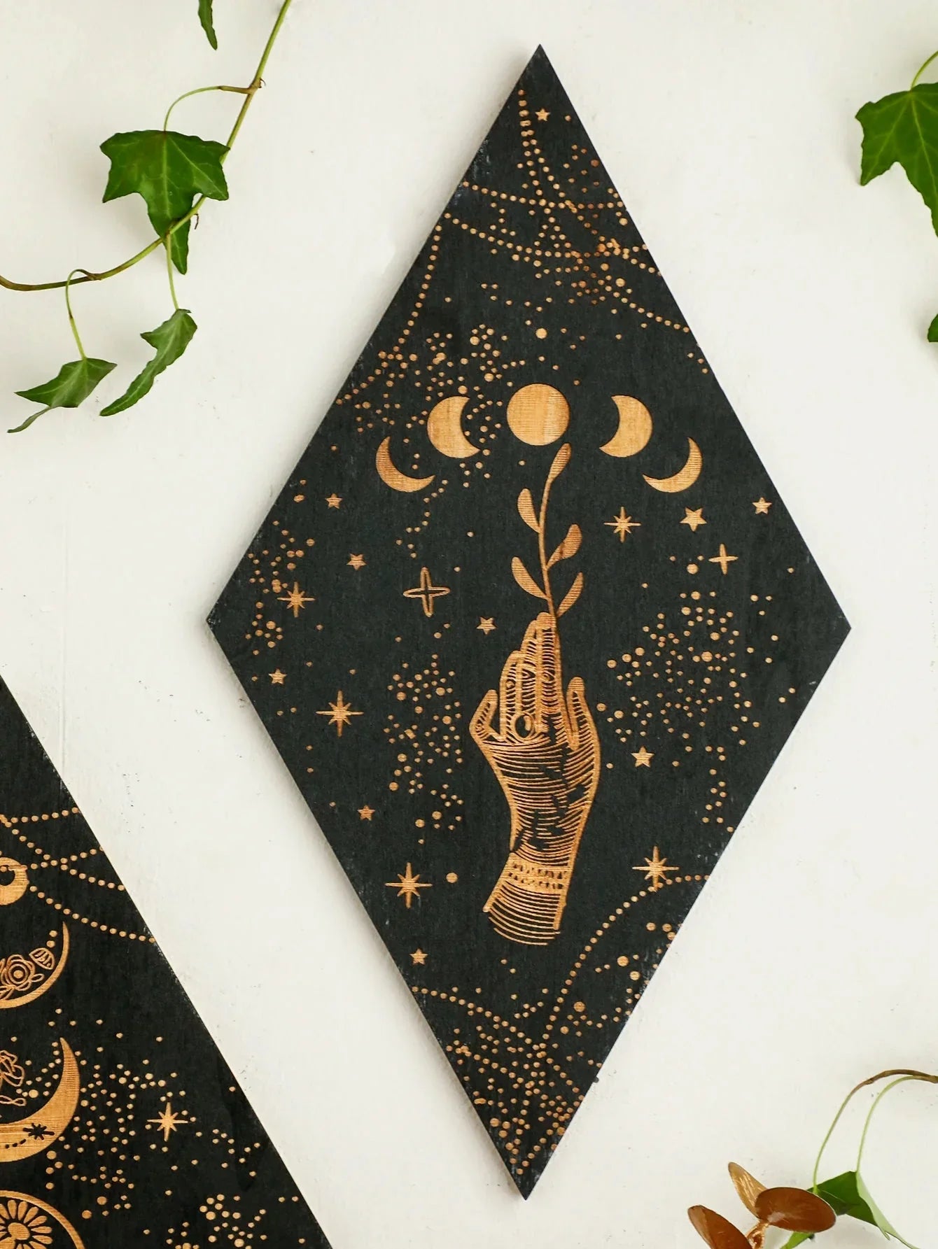Avelena | Schwarze Mondphasen Holz Wanddekoration Rhombus Wandkunst Boho Wohnkultur Hexe Wandbehang Dekoration Raumdekor Ästhetisches Geschenk