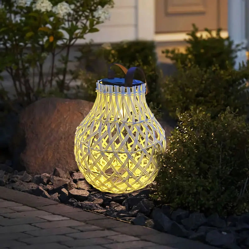 Avelena | Solar LED Rattan-Laterne – Große Außenbeleuchtung im Oval-Design für Garten und Terrasse