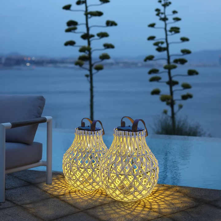Avelena | Solar LED Rattan-Laterne – Große Außenbeleuchtung im Oval-Design für Garten und Terrasse