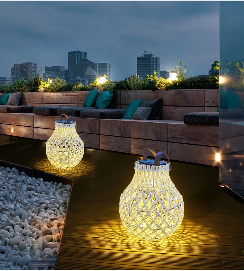 Avelena | Solar LED Rattan-Laterne – Große Außenbeleuchtung im Oval-Design für Garten und Terrasse